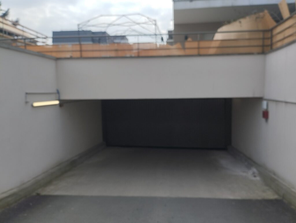 box fermé sécurisé champs-sur-marne  rampe